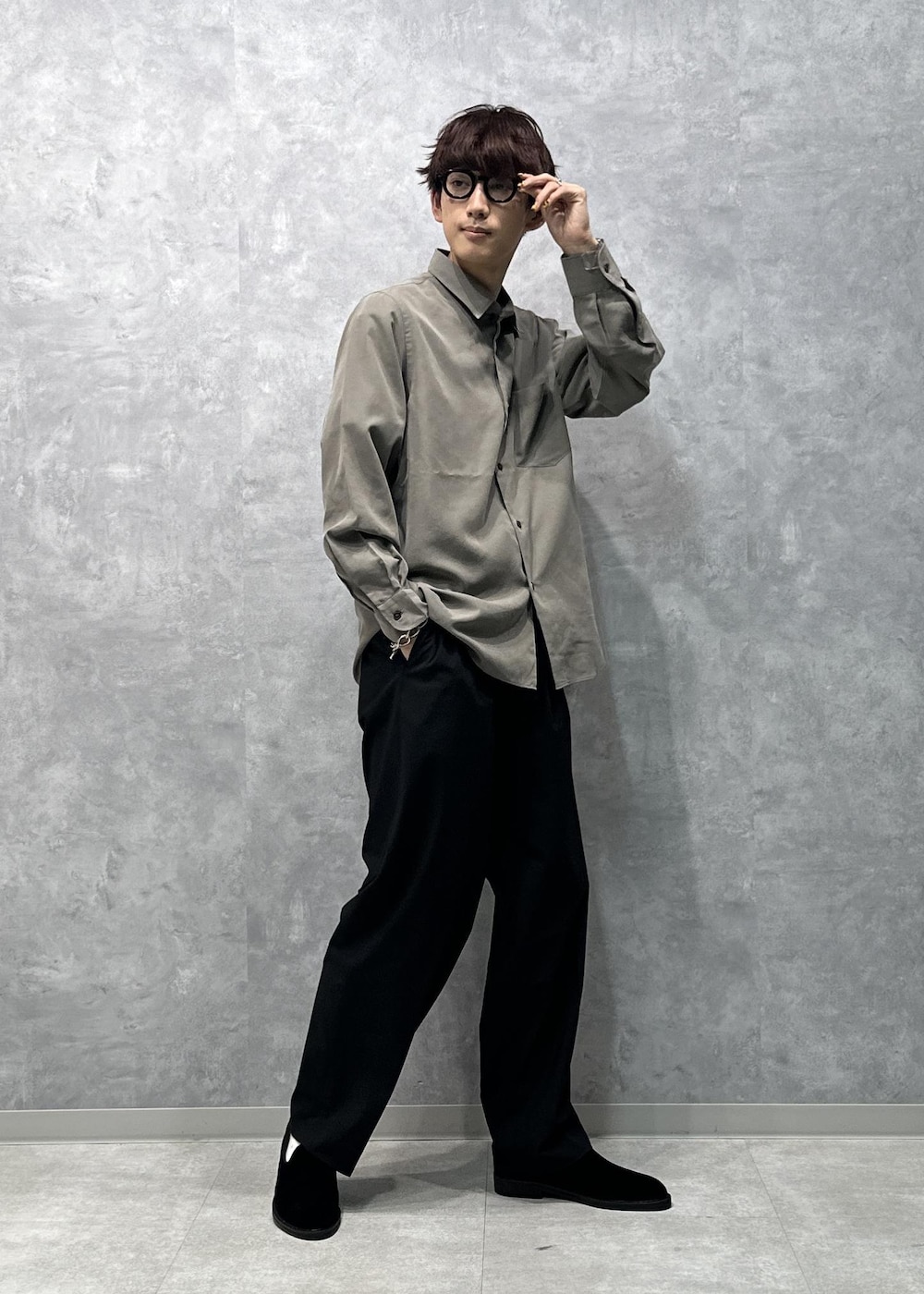 グリーン系のシャツ/ブラウス、ブラック系のスラックス、ブラック系のスリッポンを着用したメンズの秋コーディネートの9枚目の写真