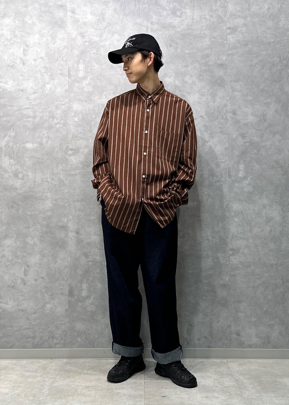 ブルー系のデニムパンツ、ブラウン系のシャツ/ブラウスを着用したメンズの秋コーディネートの7枚目の写真