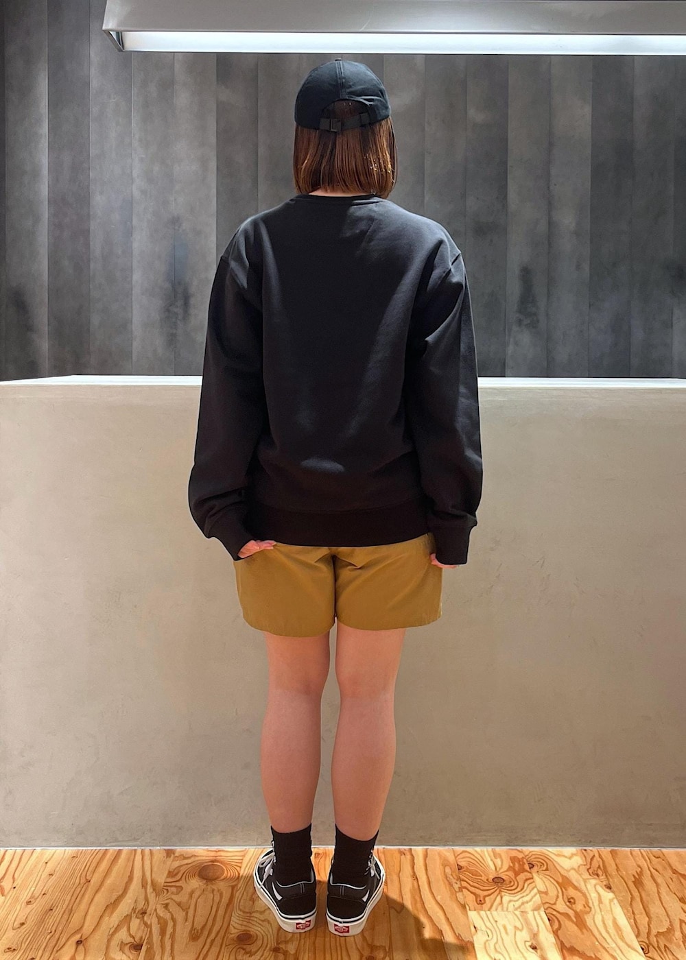 「SaturdaysNYC、サタデーズニューヨークシティ、京都、スウェット、swimshorts、水着、キャップ、ロゴキャップ、VANS、オールドスクール、ブラック、ベージュ、骨格ストレート、ボブ、ブルベ冬」｜「Saturdays NYCのLogo Sock（ソックス/靴下、ブラック系）」を使った、HINAさん（レディース・162cm）の夏コーディネートの3枚目の写真