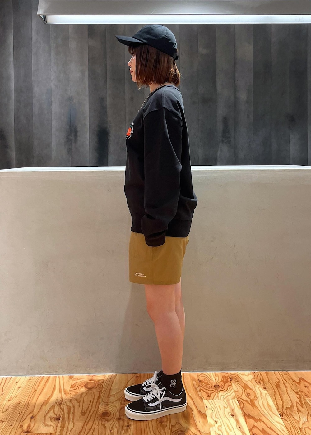 「SaturdaysNYC、サタデーズニューヨークシティ、京都、スウェット、swimshorts、水着、キャップ、ロゴキャップ、VANS、オールドスクール、ブラック、ベージュ、骨格ストレート、ボブ、ブルベ冬」｜「Saturdays NYCのLogo Sock（ソックス/靴下、ブラック系）」を使った、HINAさん（レディース・162cm）の夏コーディネートの2枚目の写真