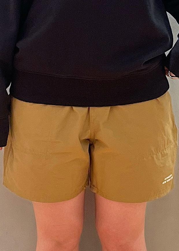「SaturdaysNYC、サタデーズニューヨークシティ、京都、スウェット、swimshorts、水着、キャップ、ロゴキャップ、VANS、オールドスクール、ブラック、ベージュ、骨格ストレート、ボブ、ブルベ冬」｜「Saturdays NYCのLogo Sock（ソックス/靴下、ブラック系）」を使った、HINAさん（レディース・162cm）の夏コーディネートの5枚目の写真
