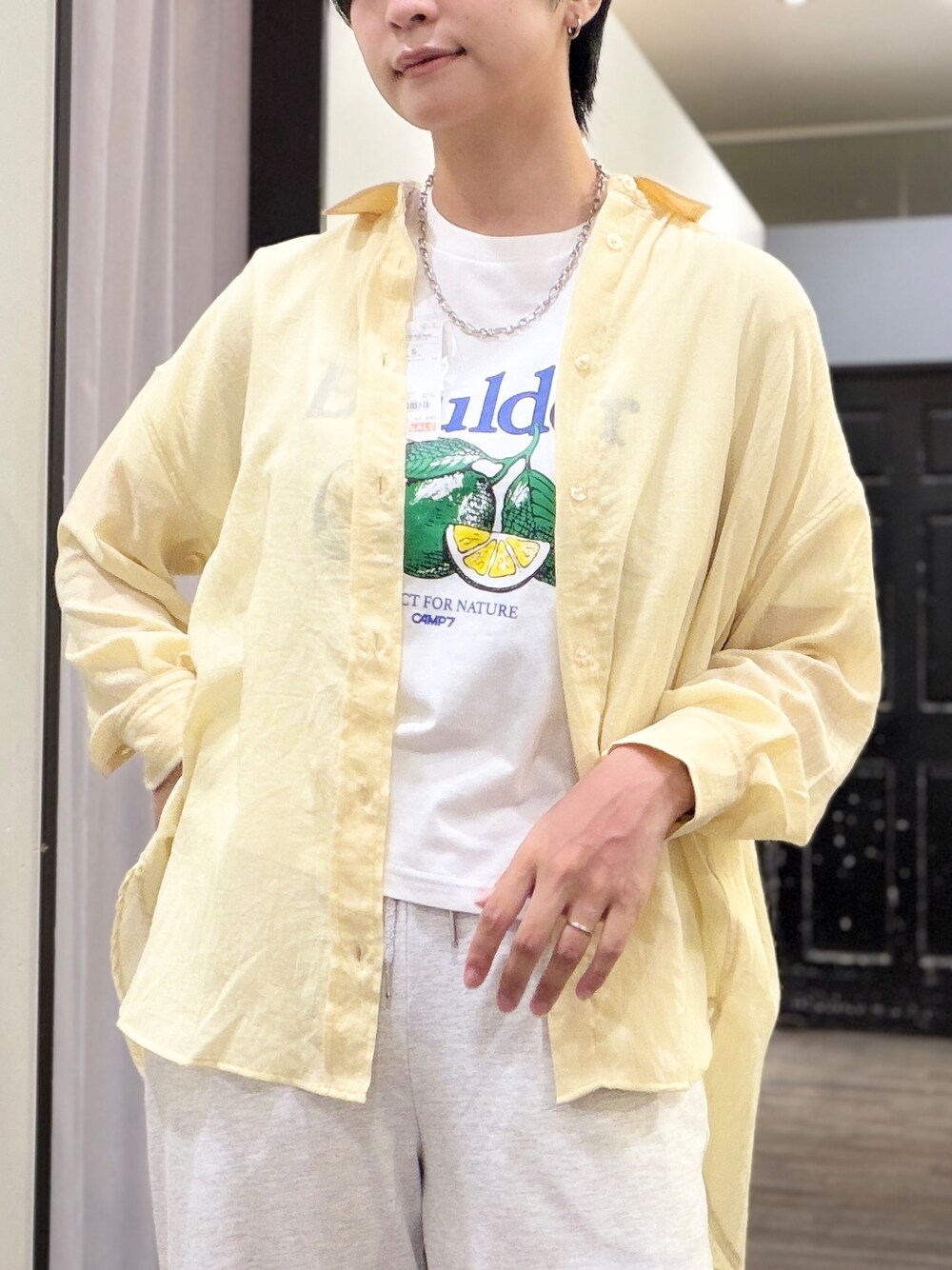 イエロー系のシャツ/ブラウス、ホワイト系のTシャツ/カットソー、グレー系のその他パンツを着用したレディースの夏コーディネートの4枚目の写真