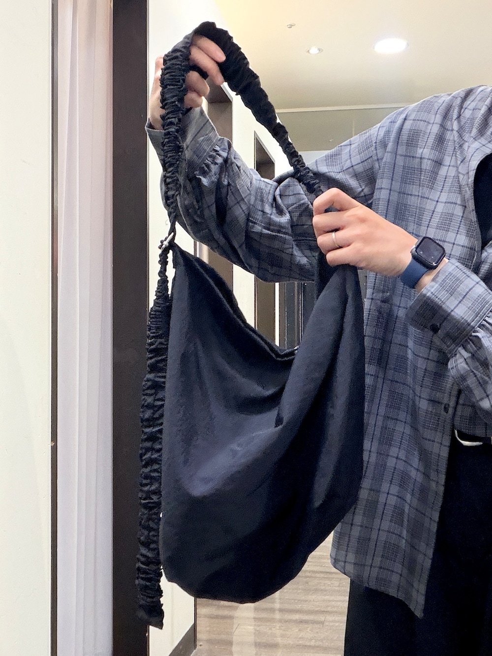 ブラック系のシャツ/ブラウス、ブラック系のその他パンツ、ブラック系のショルダーバッグを着用したレディースの秋コーディネートの7枚目の写真