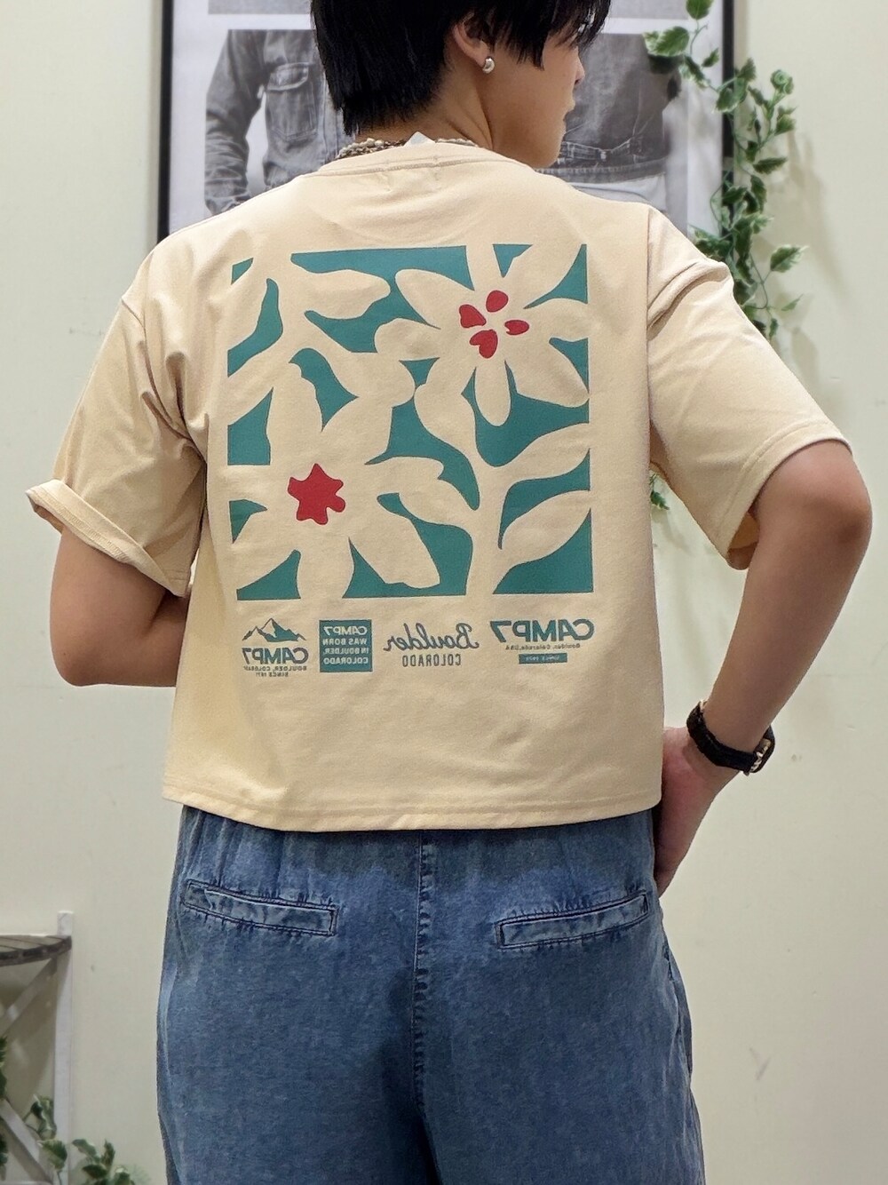 ベージュ系のTシャツ/カットソー、ホワイト系のベスト、ブルー系のデニムパンツを着用したレディースの春コーディネートの5枚目の写真