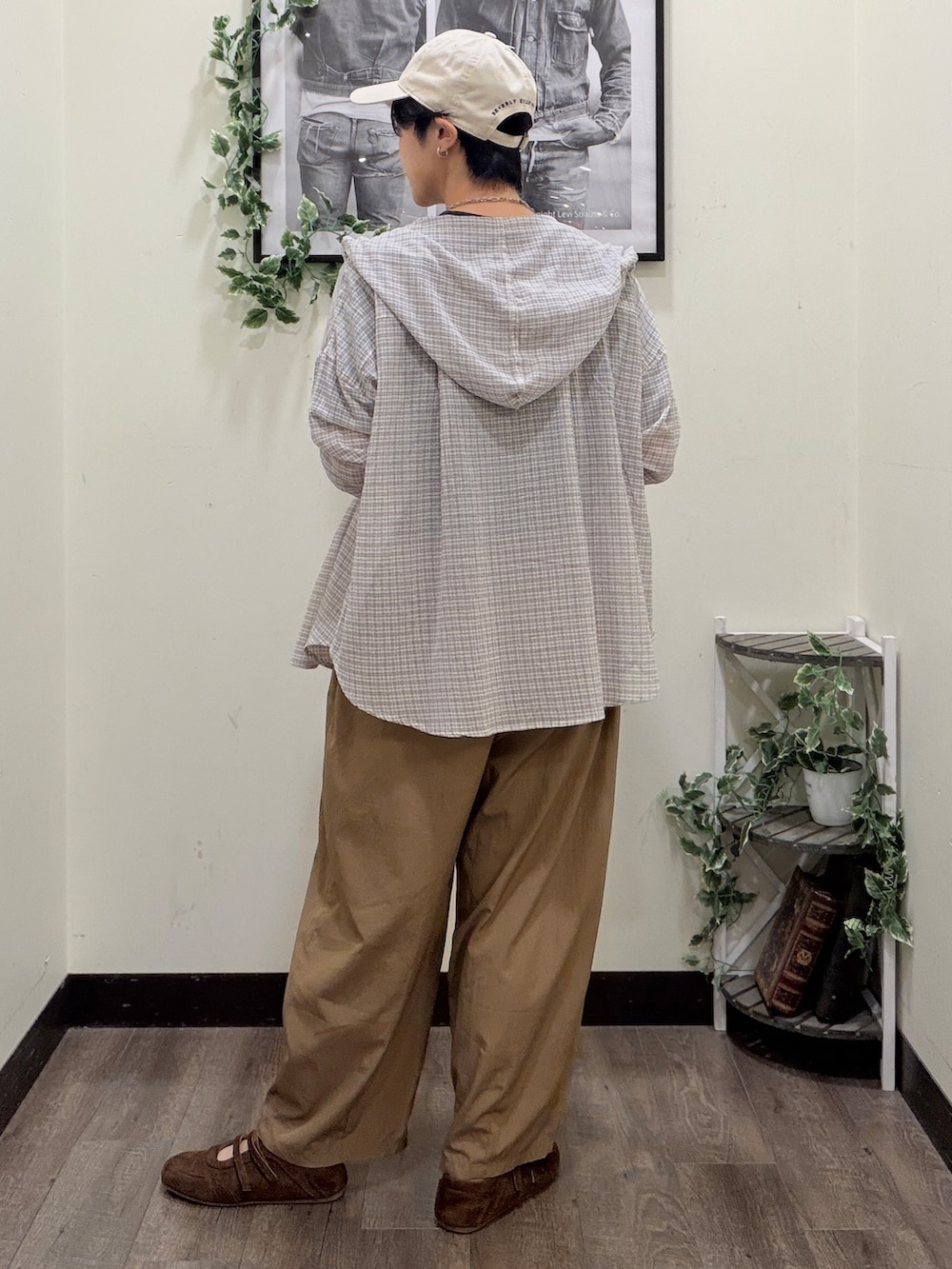 ブラウン系のその他パンツ、ブラック系のシャツ/ブラウス、グレー系のTシャツ/カットソーを着用したレディースの夏コーディネートの3枚目の写真