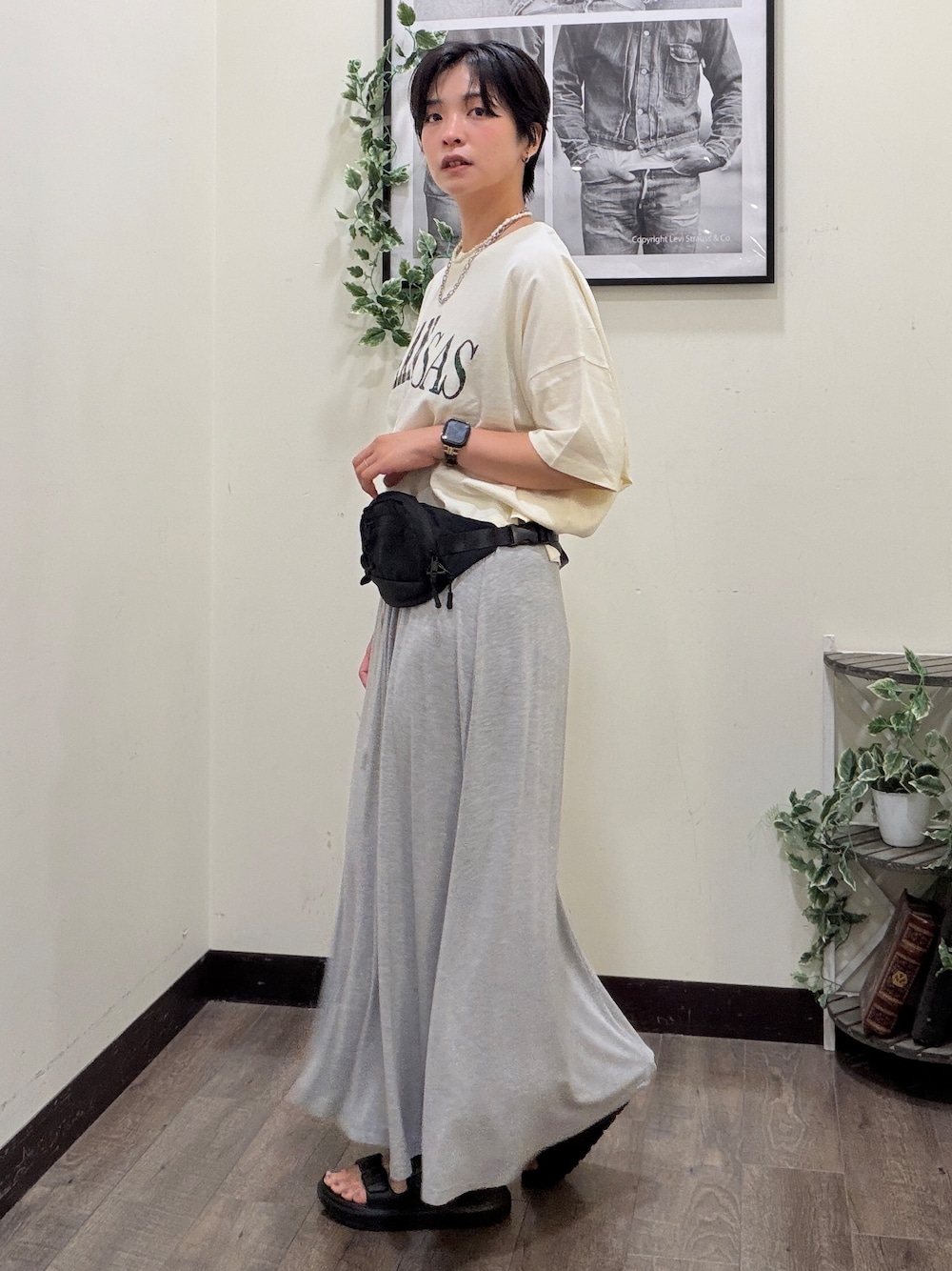 ホワイト系のTシャツ/カットソー、グレー系のスカート、ブラック系のサンダルを着用したレディースの夏コーディネートの2枚目の写真