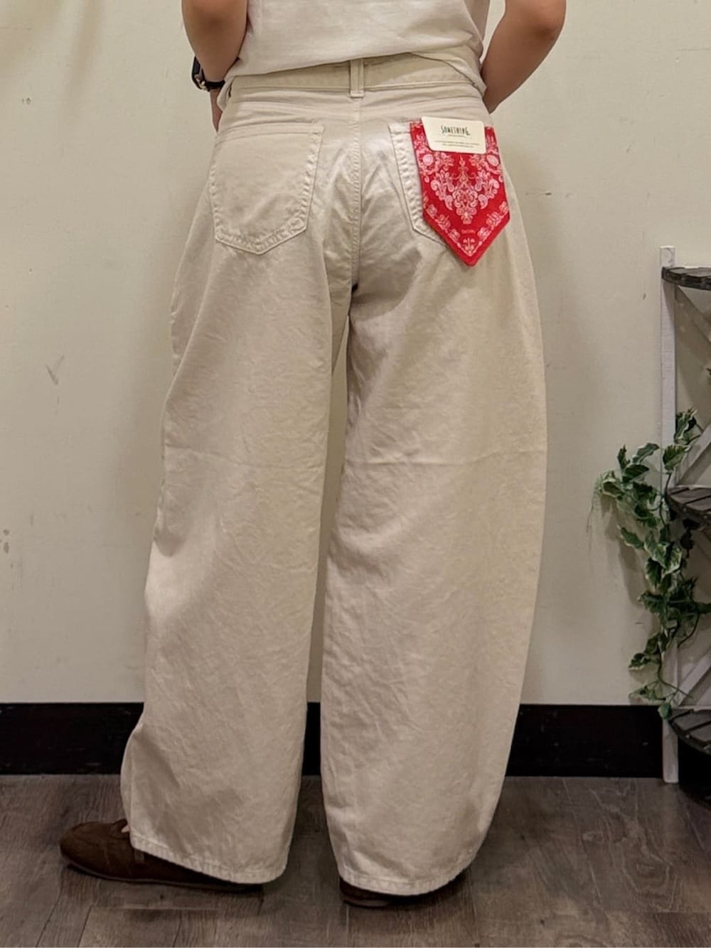 ホワイト系のその他パンツ、ピンク系のTシャツ/カットソー、ホワイト系のTシャツ/カットソーを着用したレディースの春コーディネートの7枚目の写真