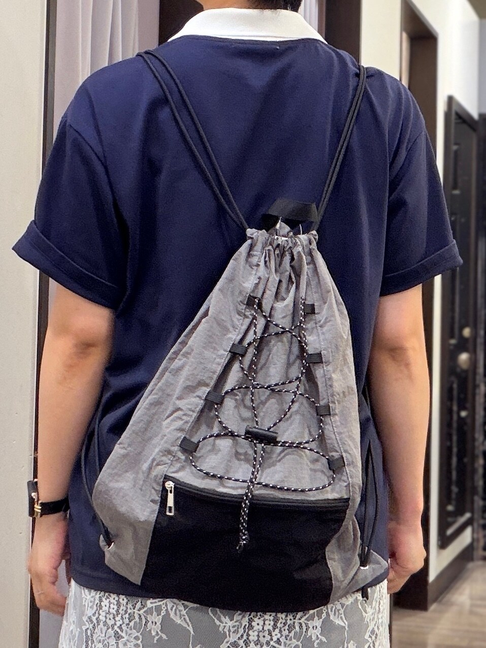 ブラック系のその他パンツ、グレー系のショルダーバッグ、ホワイト系のTシャツ/カットソーを着用したレディースの夏コーディネートの7枚目の写真