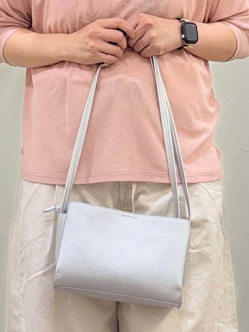 ホワイト系のその他パンツ、ピンク系のTシャツ/カットソー、ホワイト系のTシャツ/カットソーを着用したレディースの春コーディネートの8枚目の写真