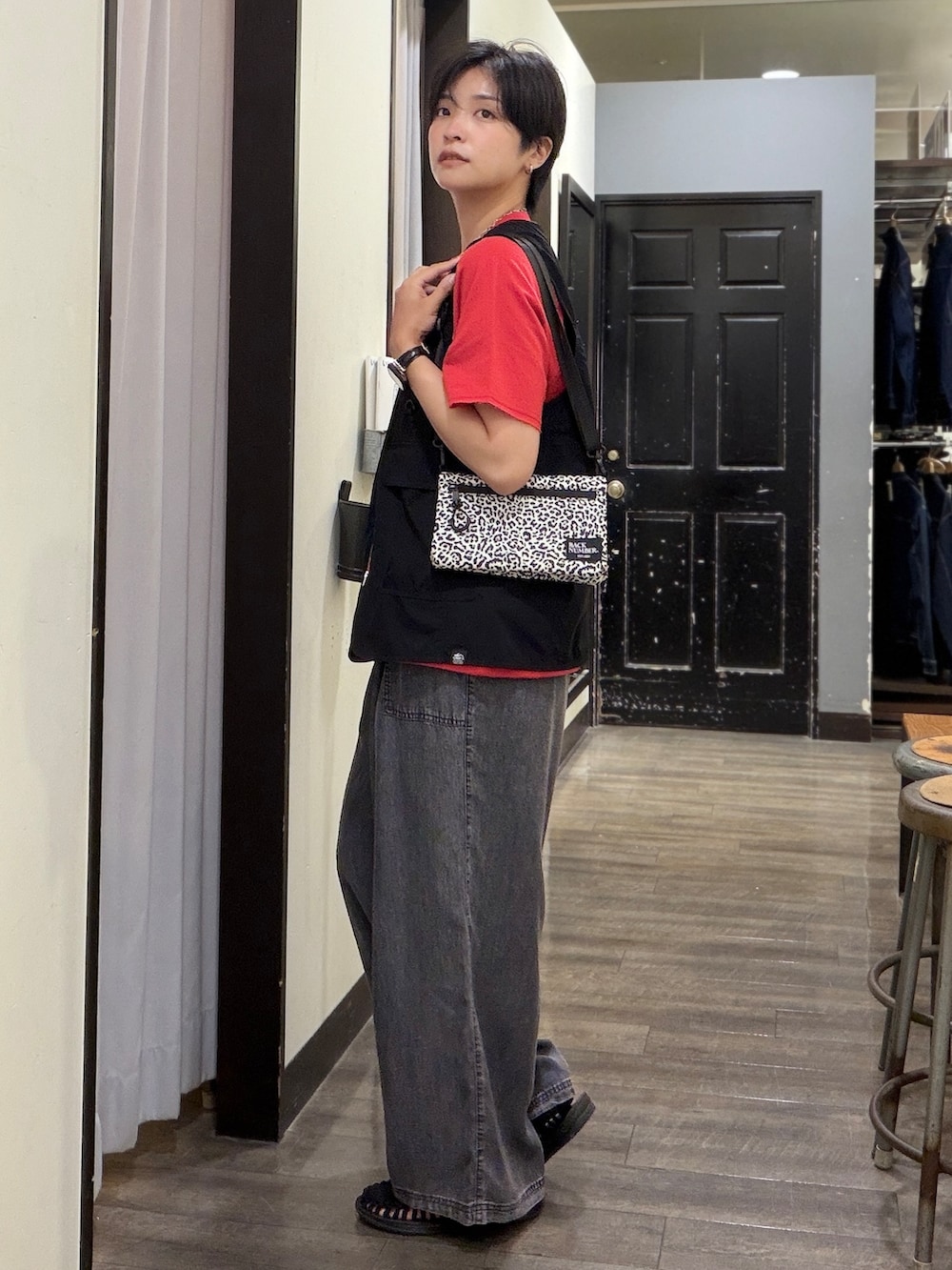ブラック系のデニムパンツ、レッド系のTシャツ/カットソー、ブラック系のシャツ/ブラウスを着用したレディースの夏コーディネートの2枚目の写真