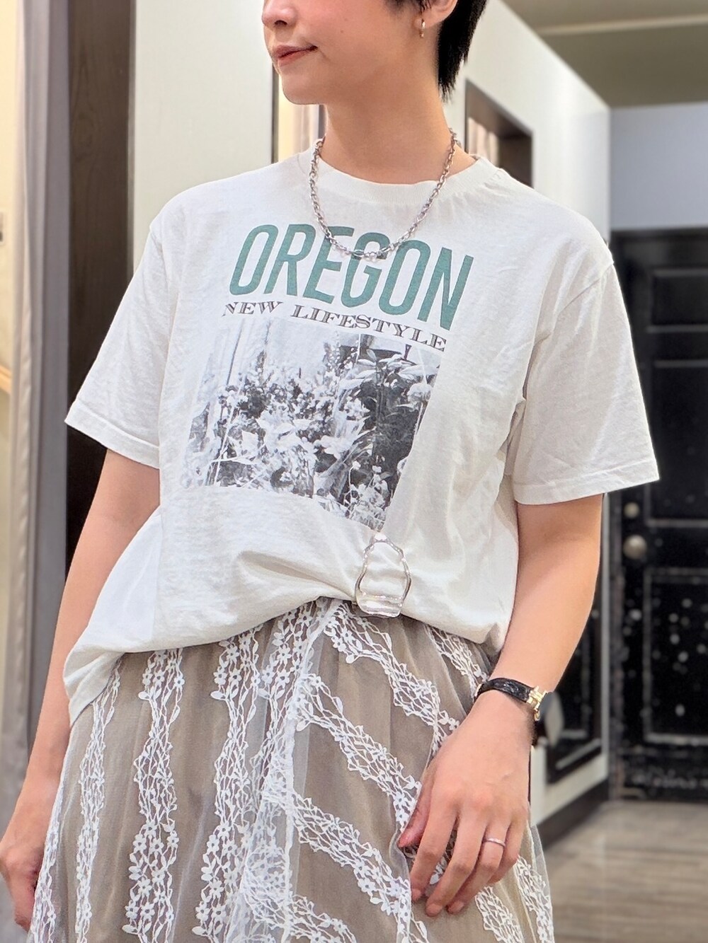 イエロー系のシャツ/ブラウス、ブラウン系のその他パンツ、ブラック系のサンダルを着用したレディースの夏コーディネートの5枚目の写真