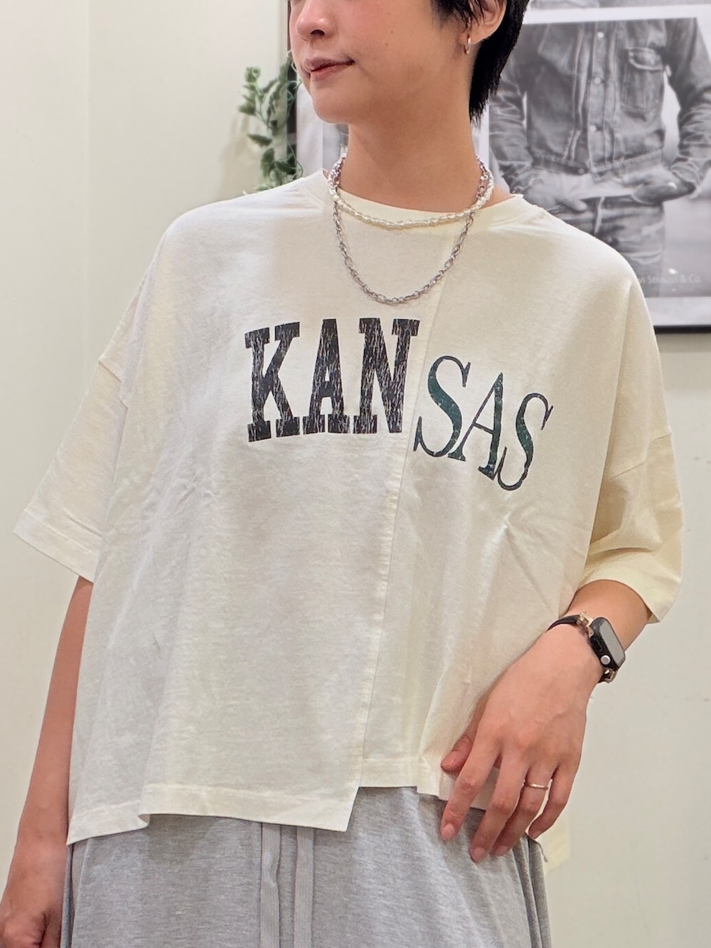 ホワイト系のTシャツ/カットソー、グレー系のスカート、ブラック系のサンダルを着用したレディースの夏コーディネートの4枚目の写真