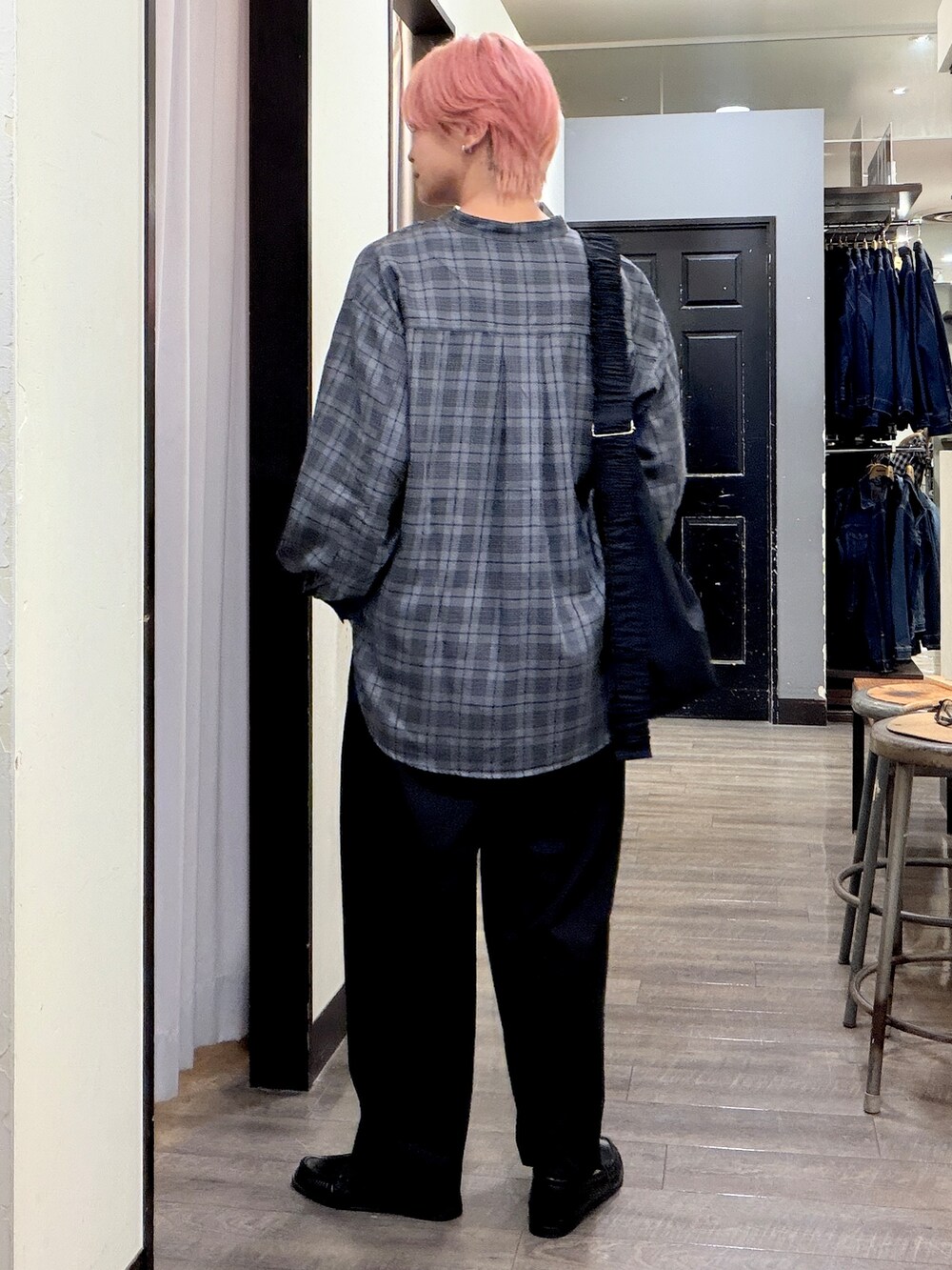 ブラック系のシャツ/ブラウス、ブラック系のその他パンツ、ブラック系のショルダーバッグを着用したレディースの秋コーディネートの2枚目の写真