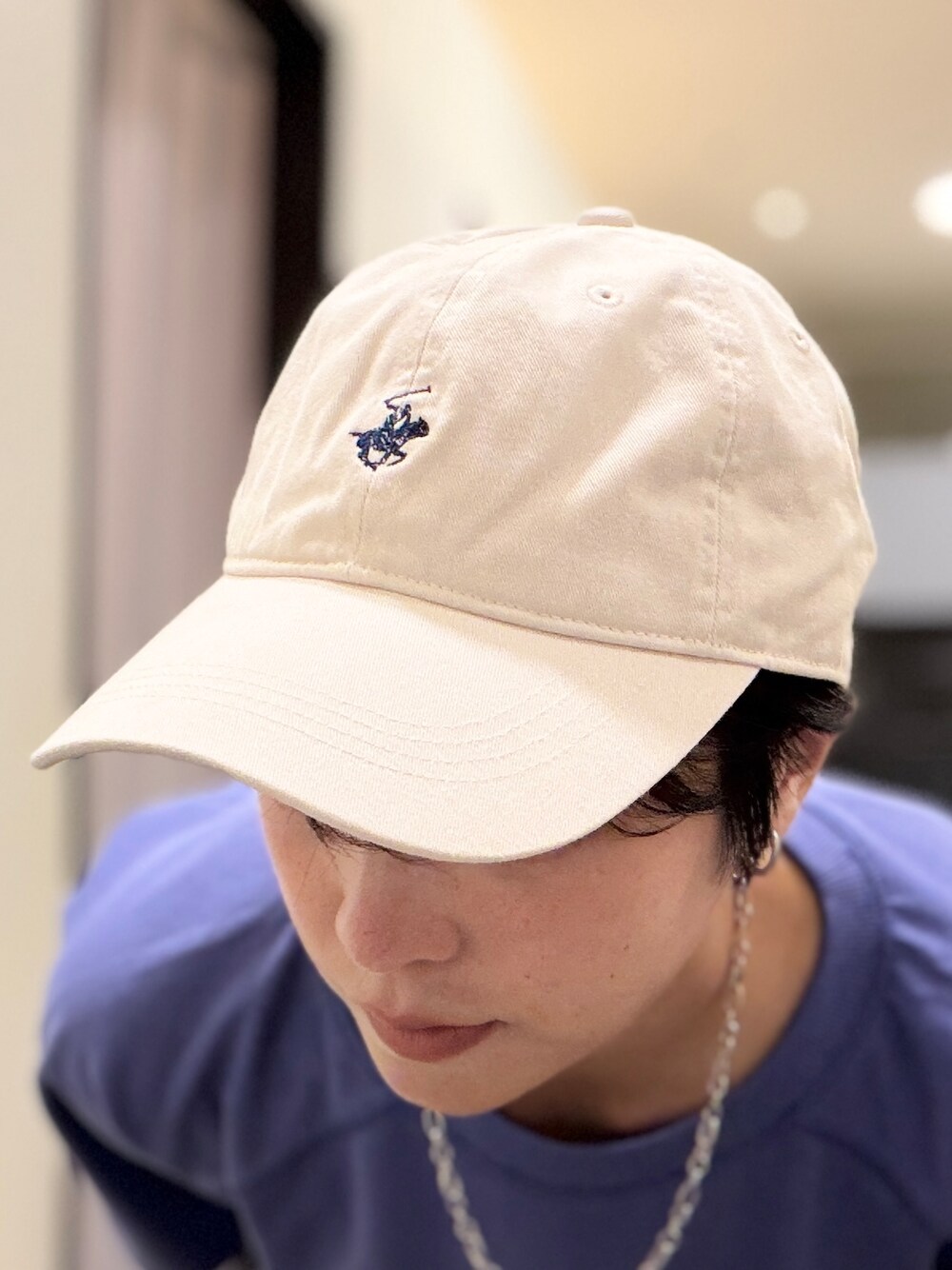 ホワイト系のTシャツ/カットソー、ブルー系のデニムパンツ、ホワイト系のボディバッグ/ウエストポーチを着用したレディースの夏コーディネートの8枚目の写真
