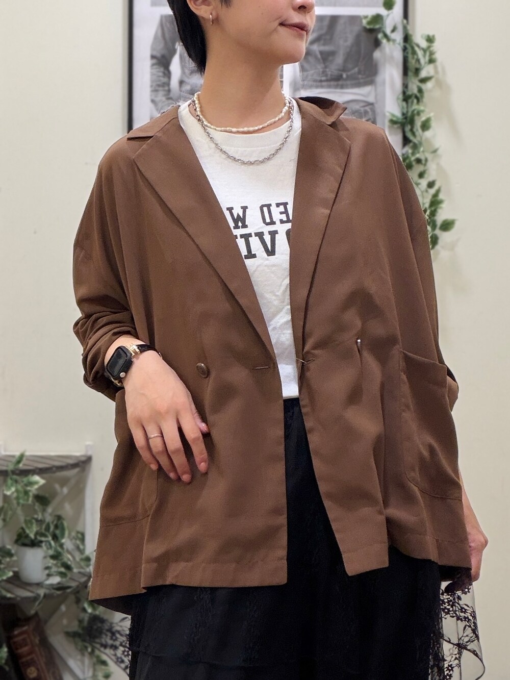 ブラック系のスカート、ホワイト系のTシャツ/カットソーを着用したレディースの夏コーディネートの4枚目の写真