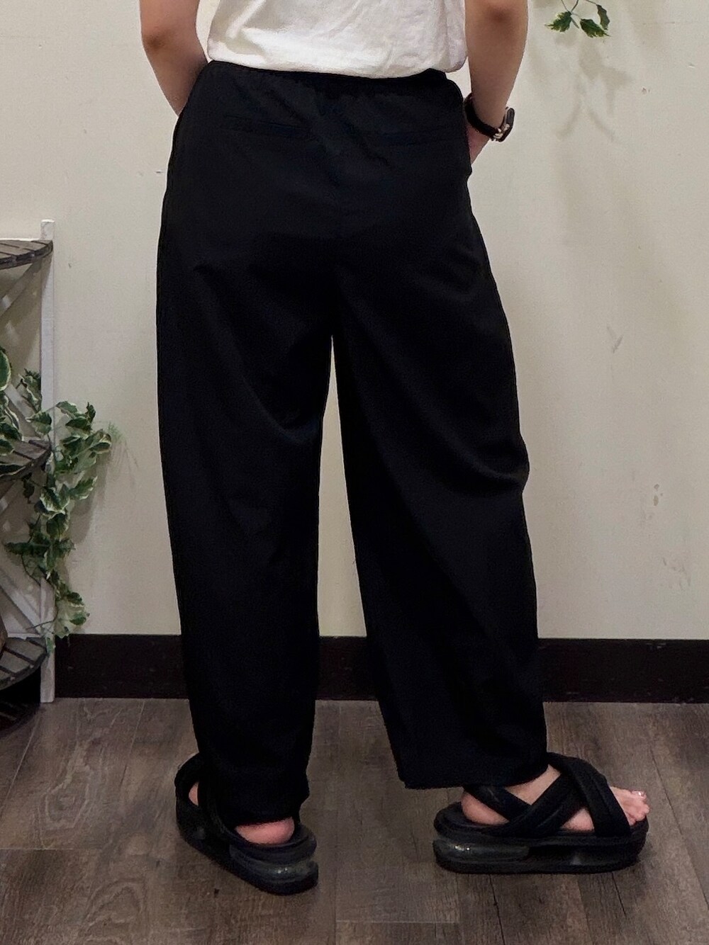 イエロー系のシャツ/ブラウス、ブラック系のその他パンツ、ホワイト系のTシャツ/カットソーを着用したレディースの夏コーディネートの6枚目の写真