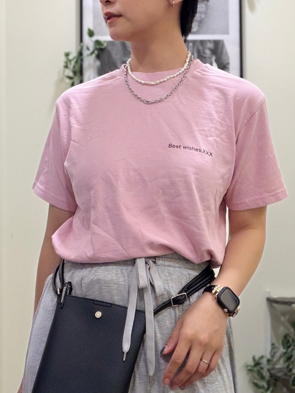 ホワイト系のその他パンツ、ホワイト系のスカート、ブラック系のショルダーバッグを着用したレディースの夏コーディネートの4枚目の写真