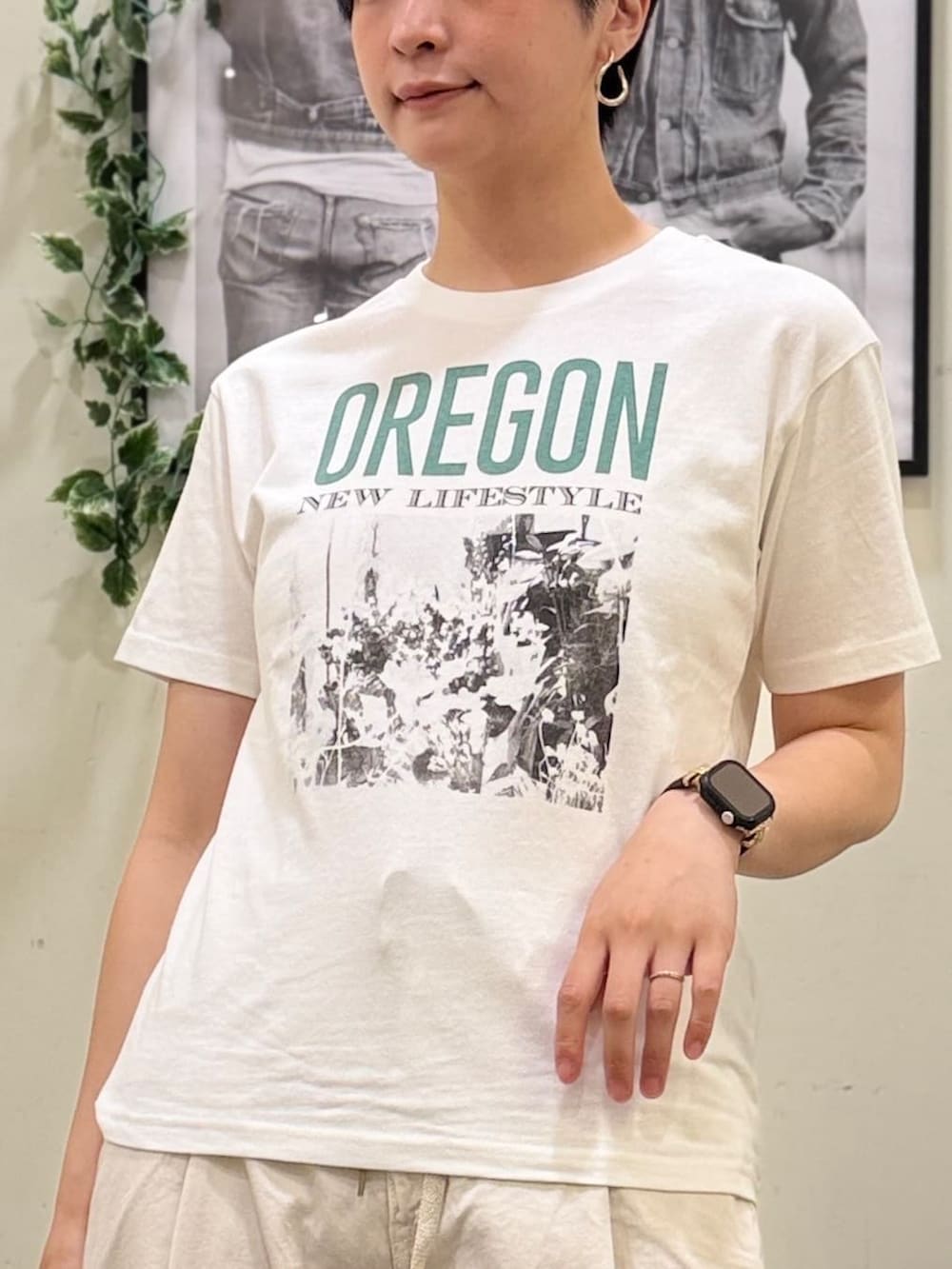 ホワイト系のその他パンツ、ピンク系のTシャツ/カットソー、ホワイト系のTシャツ/カットソーを着用したレディースの春コーディネートの5枚目の写真