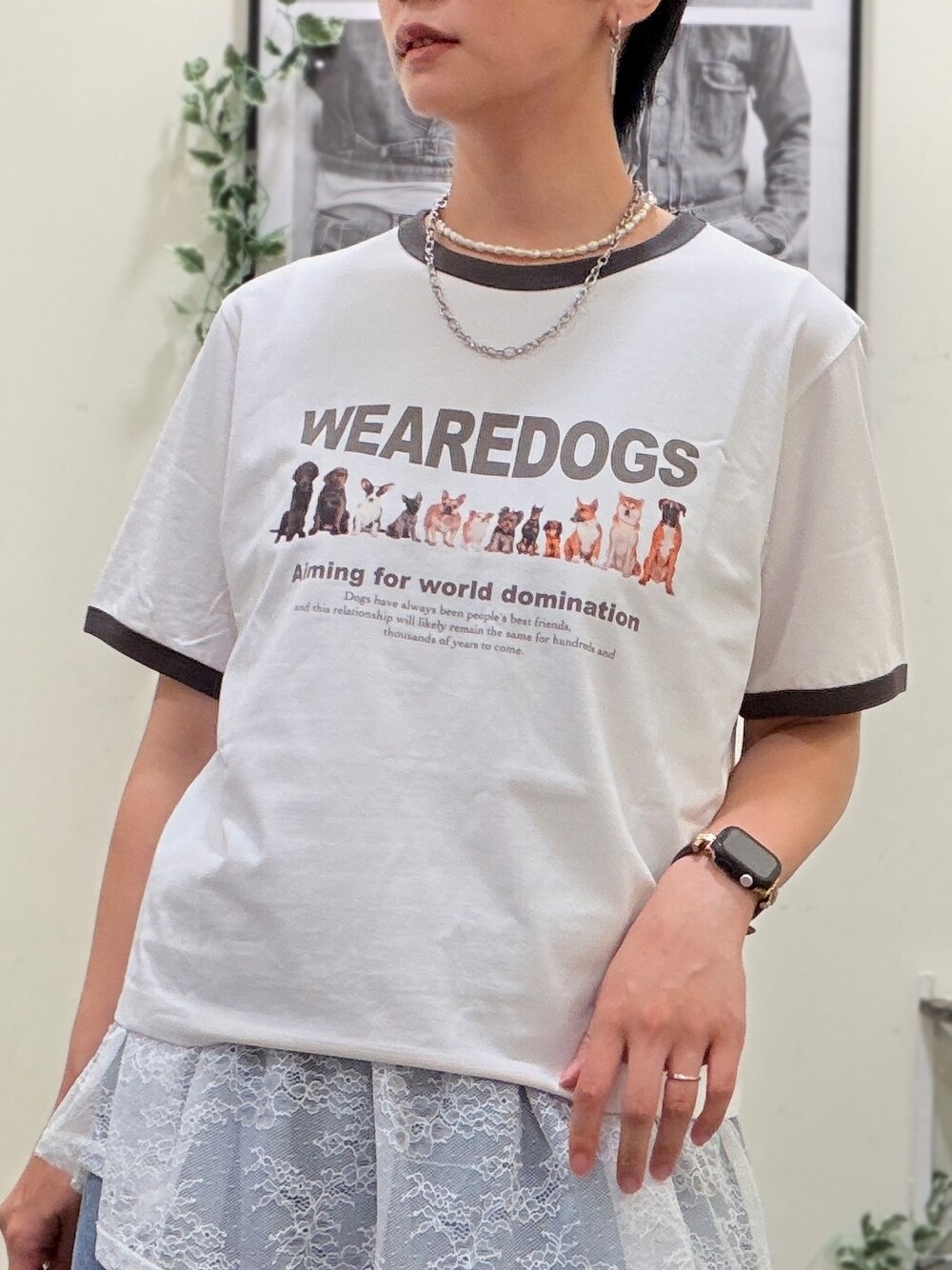 ブルー系のデニムパンツ、ホワイト系のタンクトップ、グレー系のTシャツ/カットソーを着用したレディースの夏コーディネートの4枚目の写真