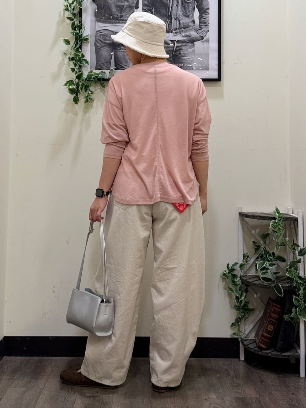 ホワイト系のその他パンツ、ピンク系のTシャツ/カットソー、ホワイト系のTシャツ/カットソーを着用したレディースの春コーディネートの3枚目の写真