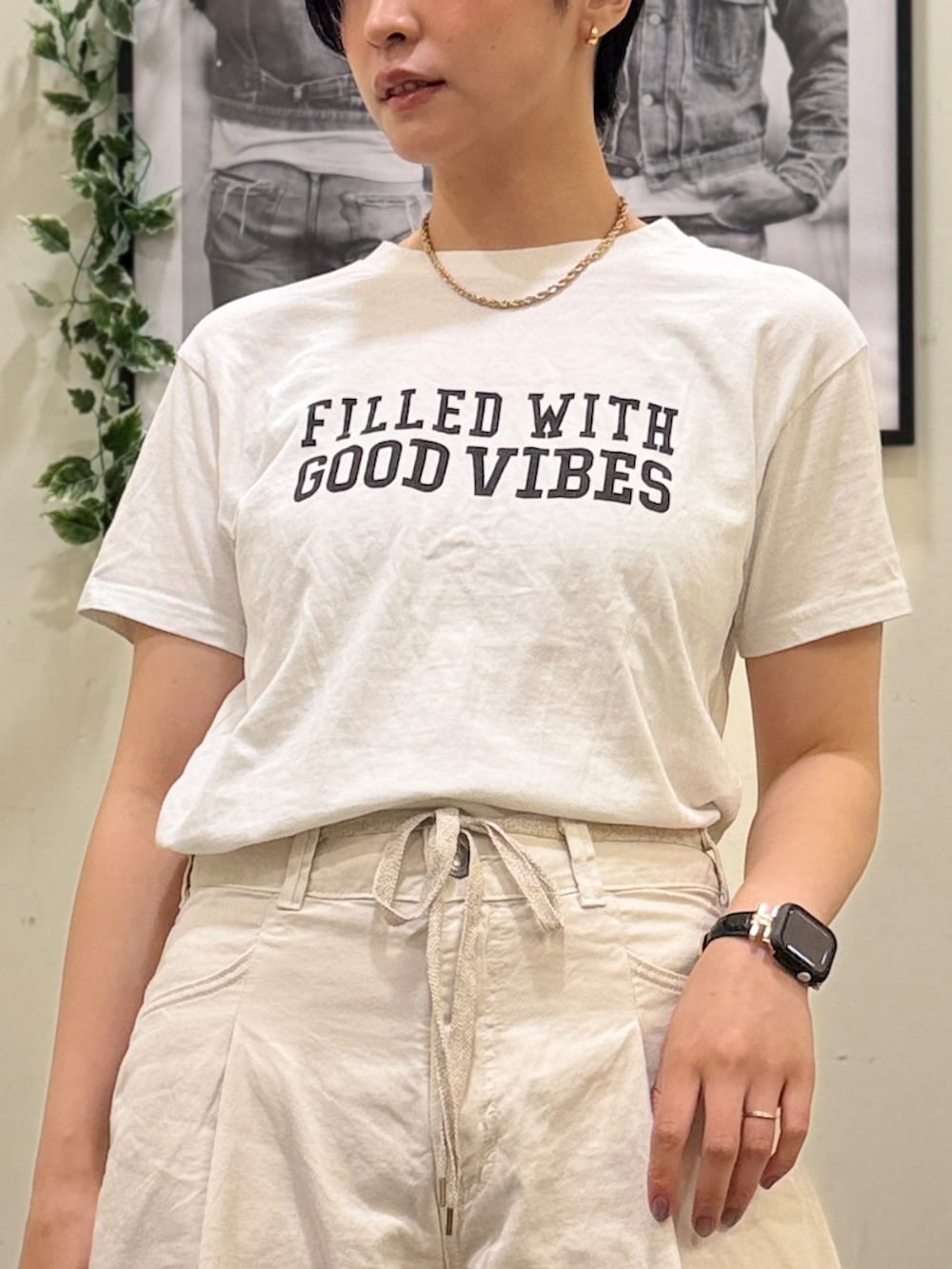 ブラウン系のテーラードジャケット、ホワイト系のTシャツ/カットソー、ブラウン系のその他パンツを着用したレディースの夏コーディネートの5枚目の写真