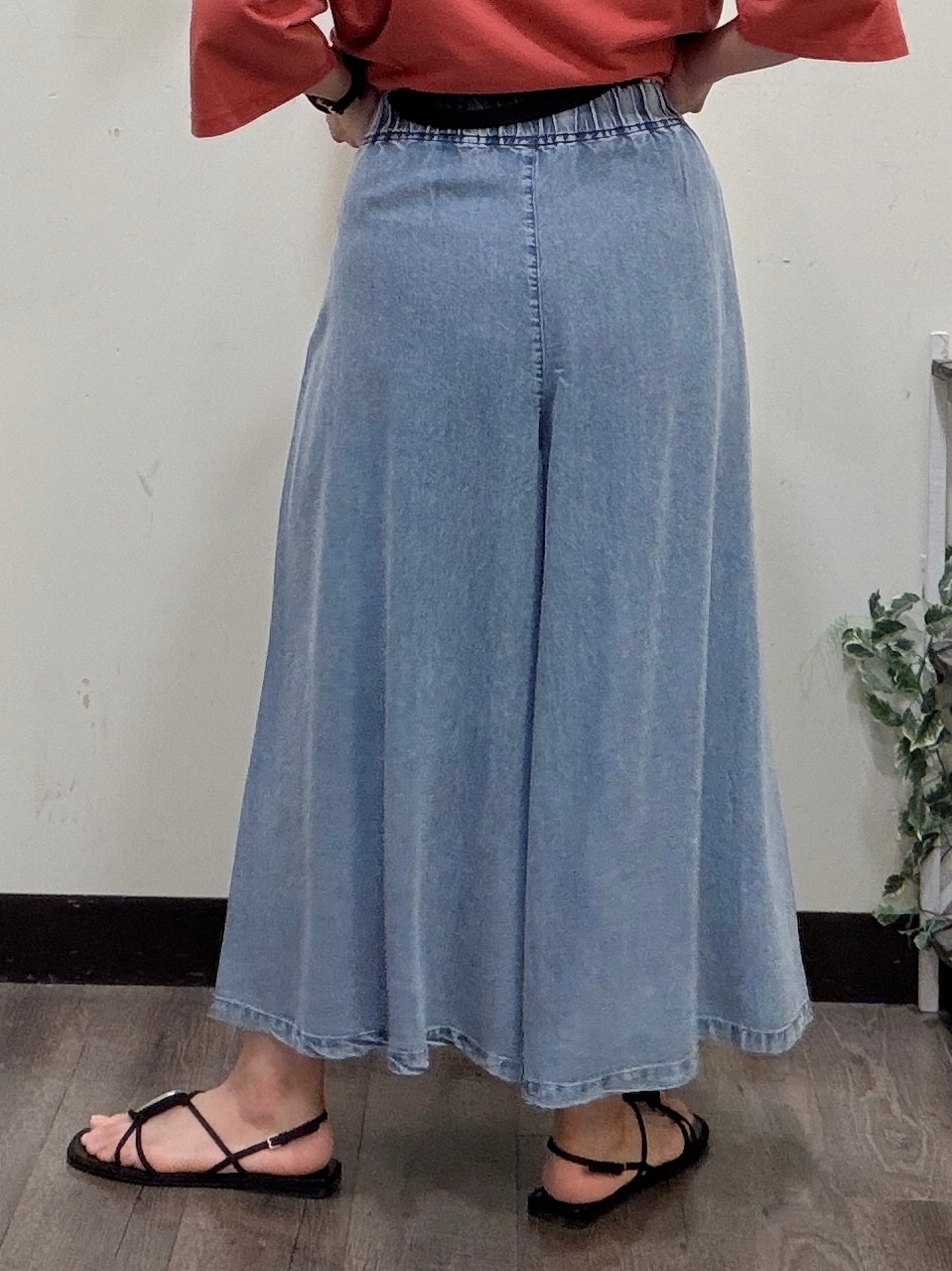 ブルー系のデニムパンツ、ホワイト系のタンクトップ、グレー系のTシャツ/カットソーを着用したレディースの夏コーディネートの7枚目の写真