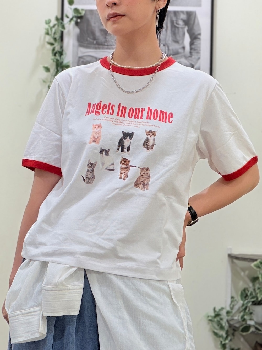 レッド系のTシャツ/カットソー、ブルー系のデニムパンツ、ホワイト系のシャツ/ブラウスを着用したレディースの夏コーディネートの4枚目の写真