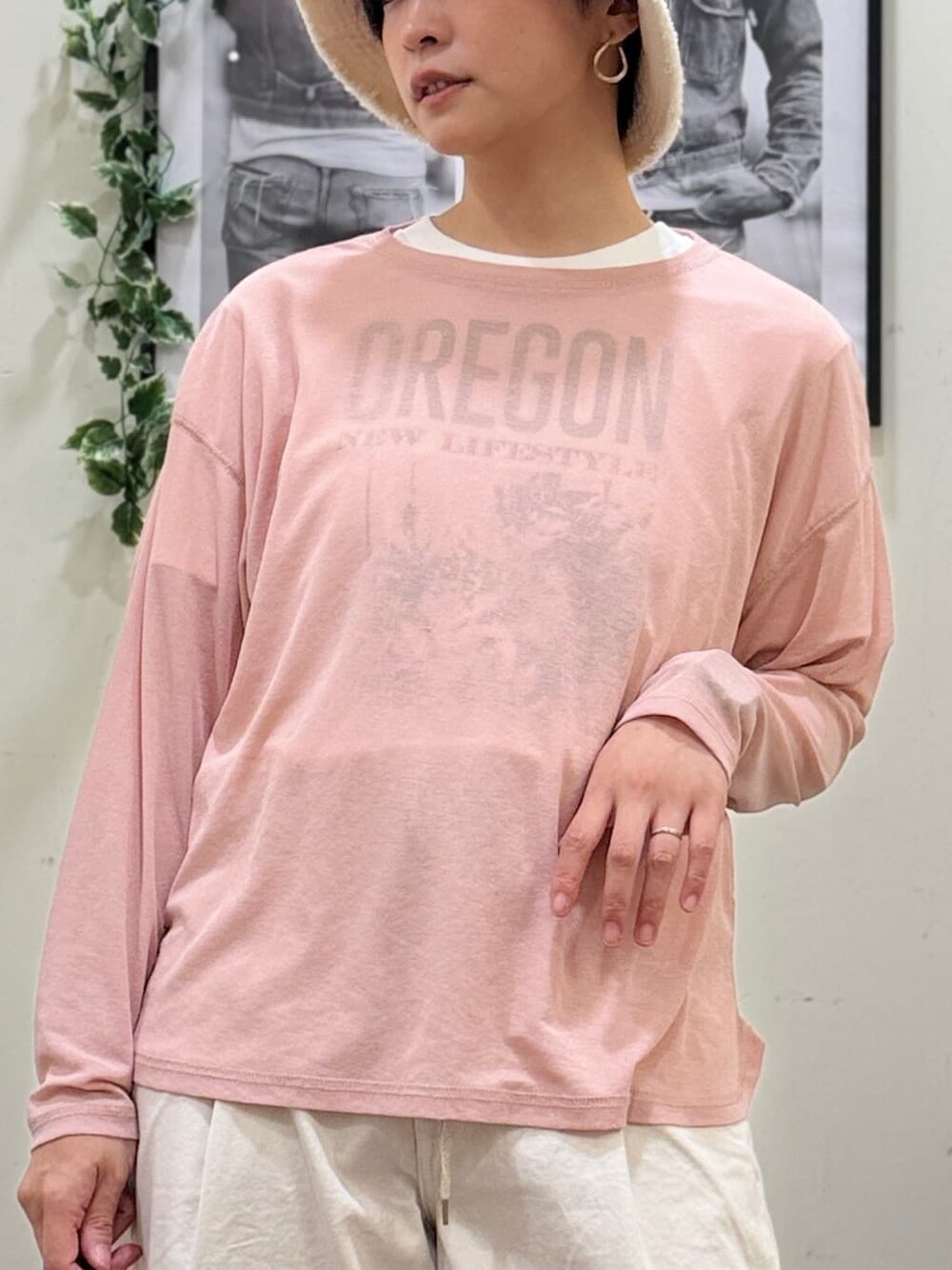 ホワイト系のその他パンツ、ピンク系のTシャツ/カットソー、ホワイト系のTシャツ/カットソーを着用したレディースの春コーディネートの4枚目の写真