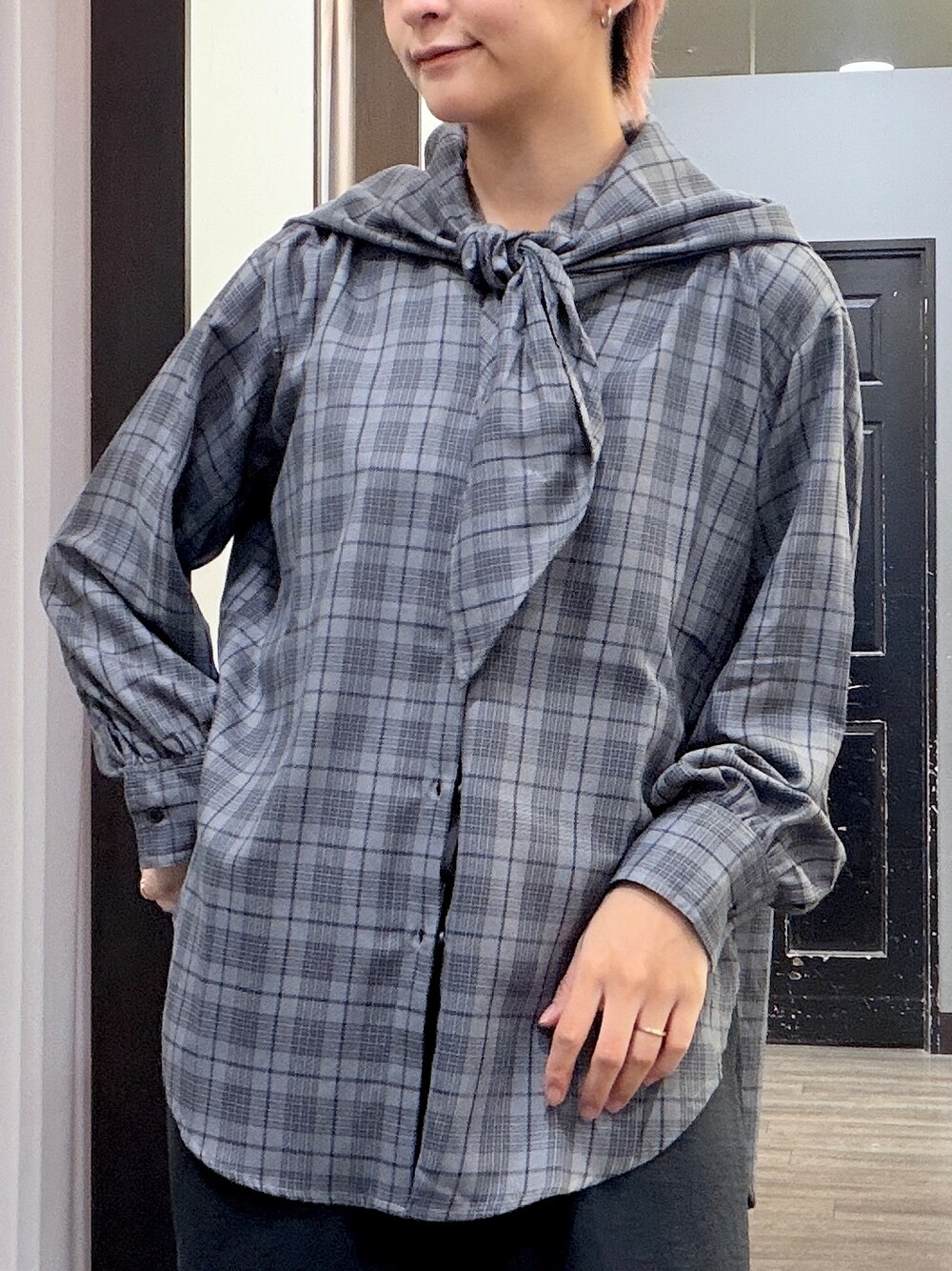 ブラック系のTシャツ/カットソー、ブラック系のシャツ/ブラウス、ブラック系のその他パンツを着用したレディースの秋コーディネートの5枚目の写真