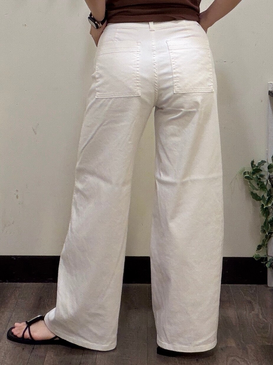 ホワイト系のその他パンツ、ブラック系のスカート、ブラック系のショルダーバッグを着用したレディースの夏コーディネートの8枚目の写真