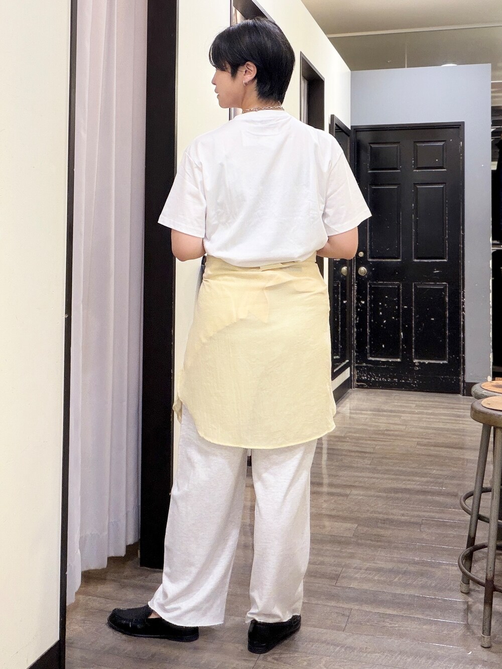 イエロー系のシャツ/ブラウス、ホワイト系のTシャツ/カットソー、グレー系のその他パンツを着用したレディースの夏コーディネートの3枚目の写真