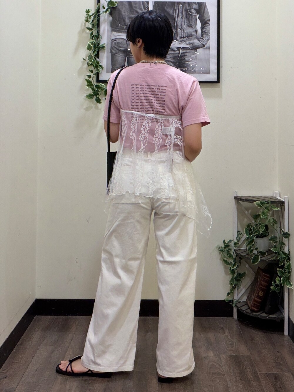 ホワイト系のその他パンツ、ホワイト系のスカート、ブラック系のショルダーバッグを着用したレディースの夏コーディネートの3枚目の写真