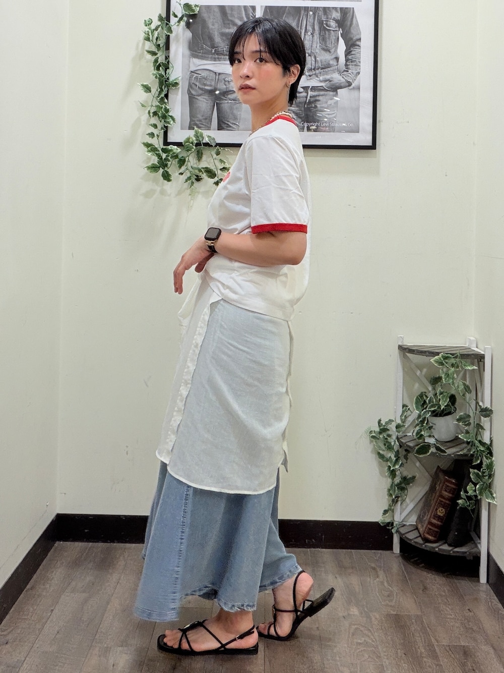 レッド系のTシャツ/カットソー、ブルー系のデニムパンツ、ホワイト系のシャツ/ブラウスを着用したレディースの夏コーディネートの2枚目の写真