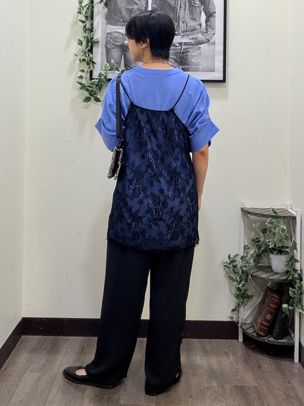 ブルー系のシャツ/ブラウス、ブラック系のTシャツ/カットソー、ブラック系のその他パンツを着用したレディースの夏コーディネートの3枚目の写真