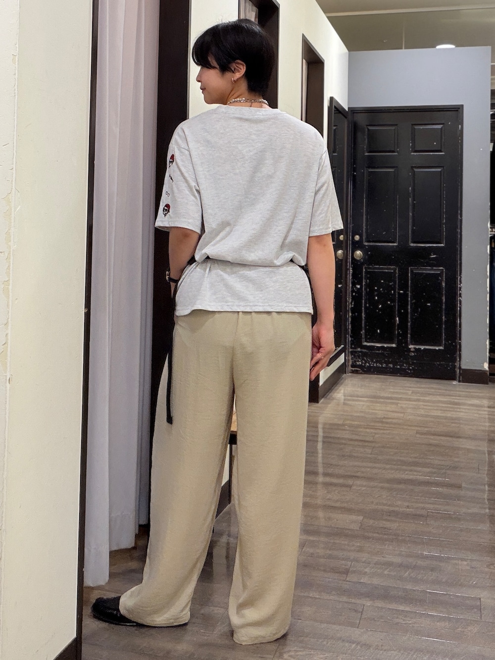 ベージュ系のその他パンツ、ホワイト系のTシャツ/カットソー、グリーン系のショルダーバッグを着用したレディースの夏コーディネートの3枚目の写真