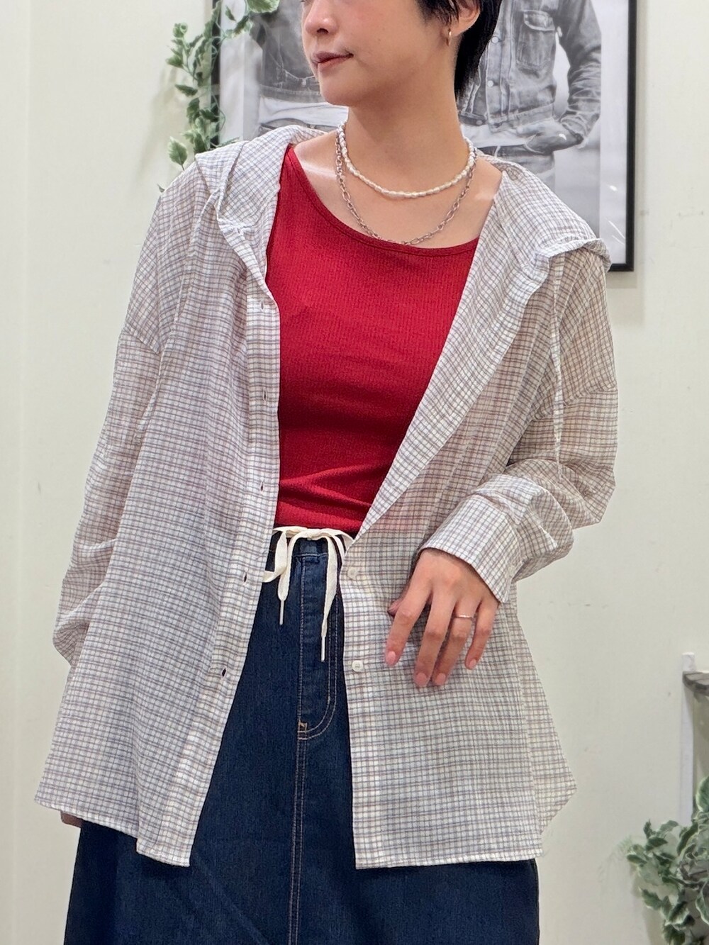 ブラック系のシャツ/ブラウス、ブルー系のスカート、ピンク系のタンクトップを着用したレディースの夏コーディネートの4枚目の写真