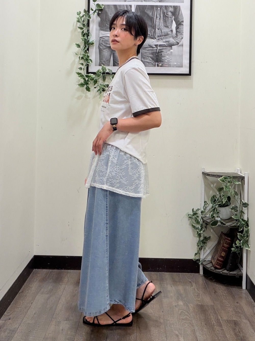 ブルー系のデニムパンツ、ホワイト系のタンクトップ、グレー系のTシャツ/カットソーを着用したレディースの夏コーディネートの2枚目の写真