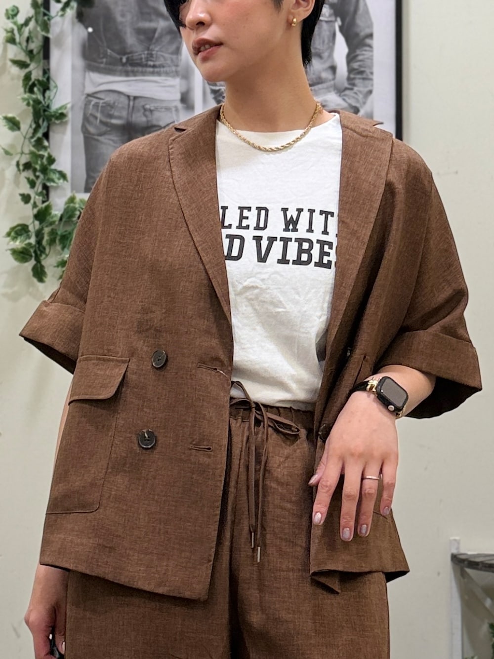 ブラウン系のテーラードジャケット、ホワイト系のTシャツ/カットソー、ブラウン系のその他パンツを着用したレディースの夏コーディネートの4枚目の写真