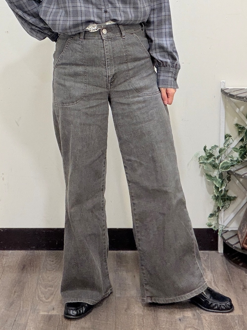 ブラウン系のその他パンツ、ブラック系のシャツ/ブラウス、ブラック系のショルダーバッグを着用したレディースの秋コーディネートの6枚目の写真