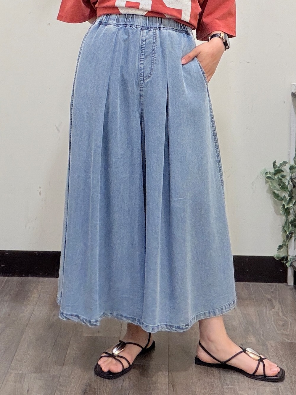 レッド系のTシャツ/カットソー、ブルー系のデニムパンツ、ホワイト系のシャツ/ブラウスを着用したレディースの夏コーディネートの6枚目の写真