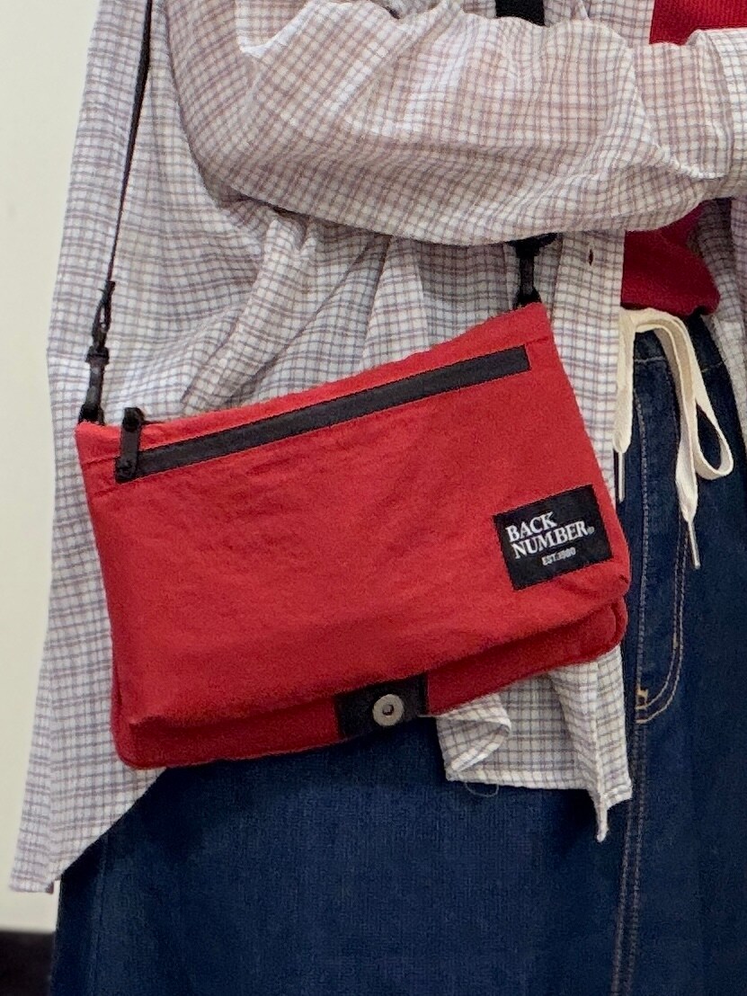 ブラック系のシャツ/ブラウス、ブルー系のスカート、ピンク系のタンクトップを着用したレディースの夏コーディネートの8枚目の写真