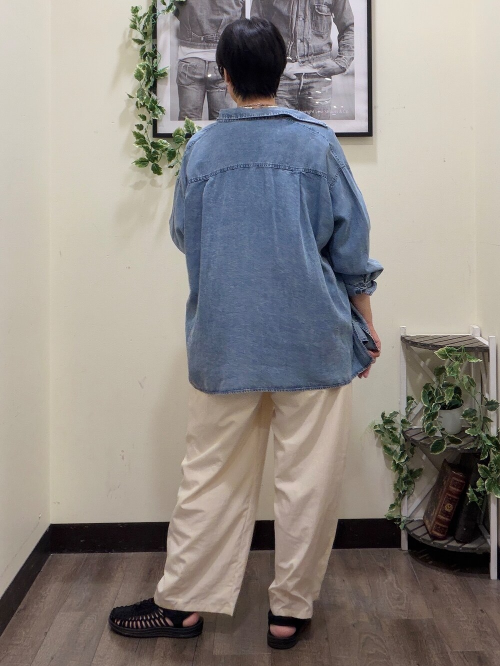 ホワイト系のTシャツ/カットソー、ブルー系のシャツ/ブラウス、ホワイト系のその他パンツを着用したレディースの夏コーディネートの3枚目の写真