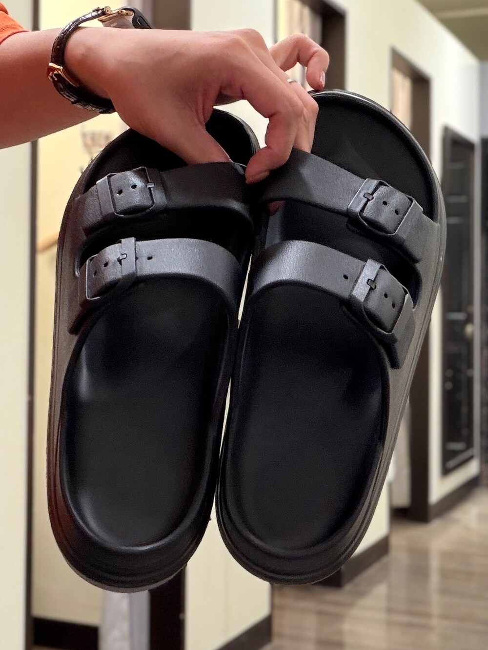 イエロー系のシャツ/ブラウス、ブラウン系のその他パンツ、ブラック系のサンダルを着用したレディースの夏コーディネートの10枚目の写真