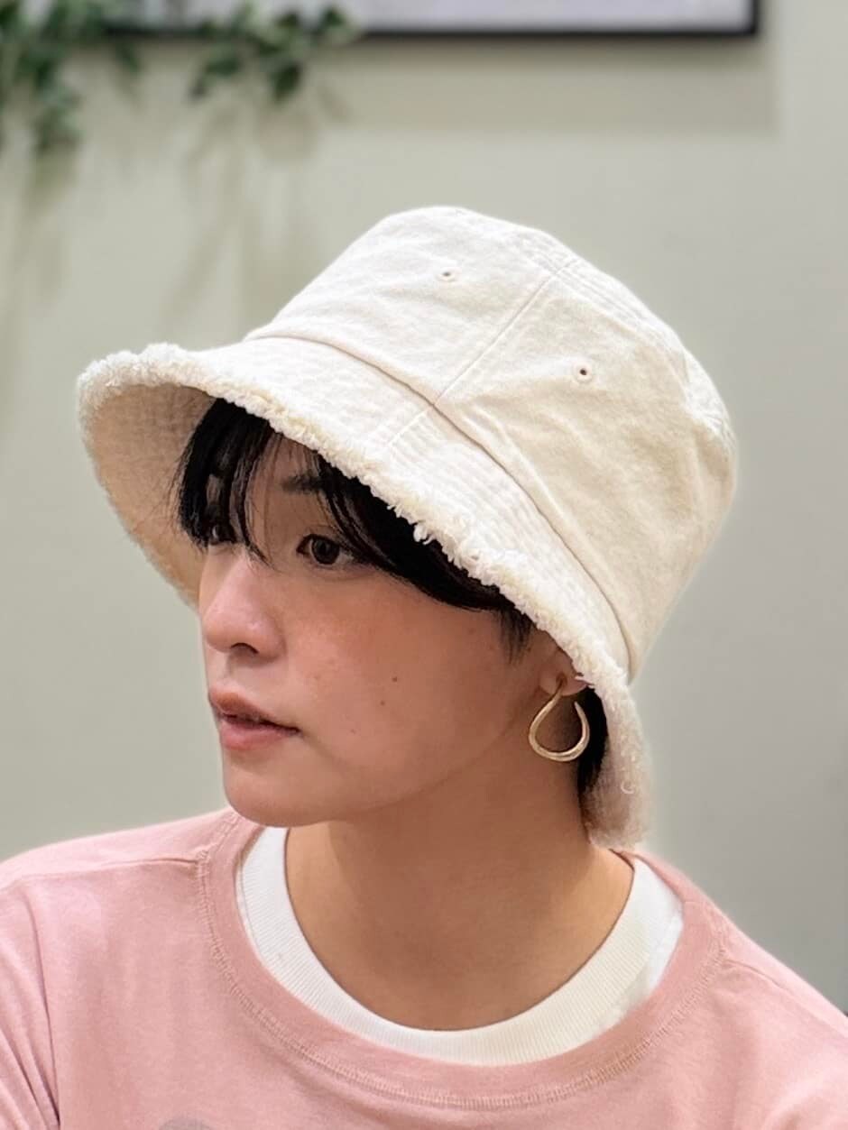ホワイト系のその他パンツ、ピンク系のTシャツ/カットソー、ホワイト系のTシャツ/カットソーを着用したレディースの春コーディネートの9枚目の写真