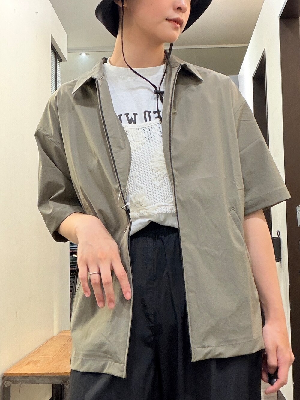 ブラック系のその他パンツ、ホワイト系のTシャツ/カットソー、ホワイト系のベストを着用したレディースの春コーディネートの4枚目の写真
