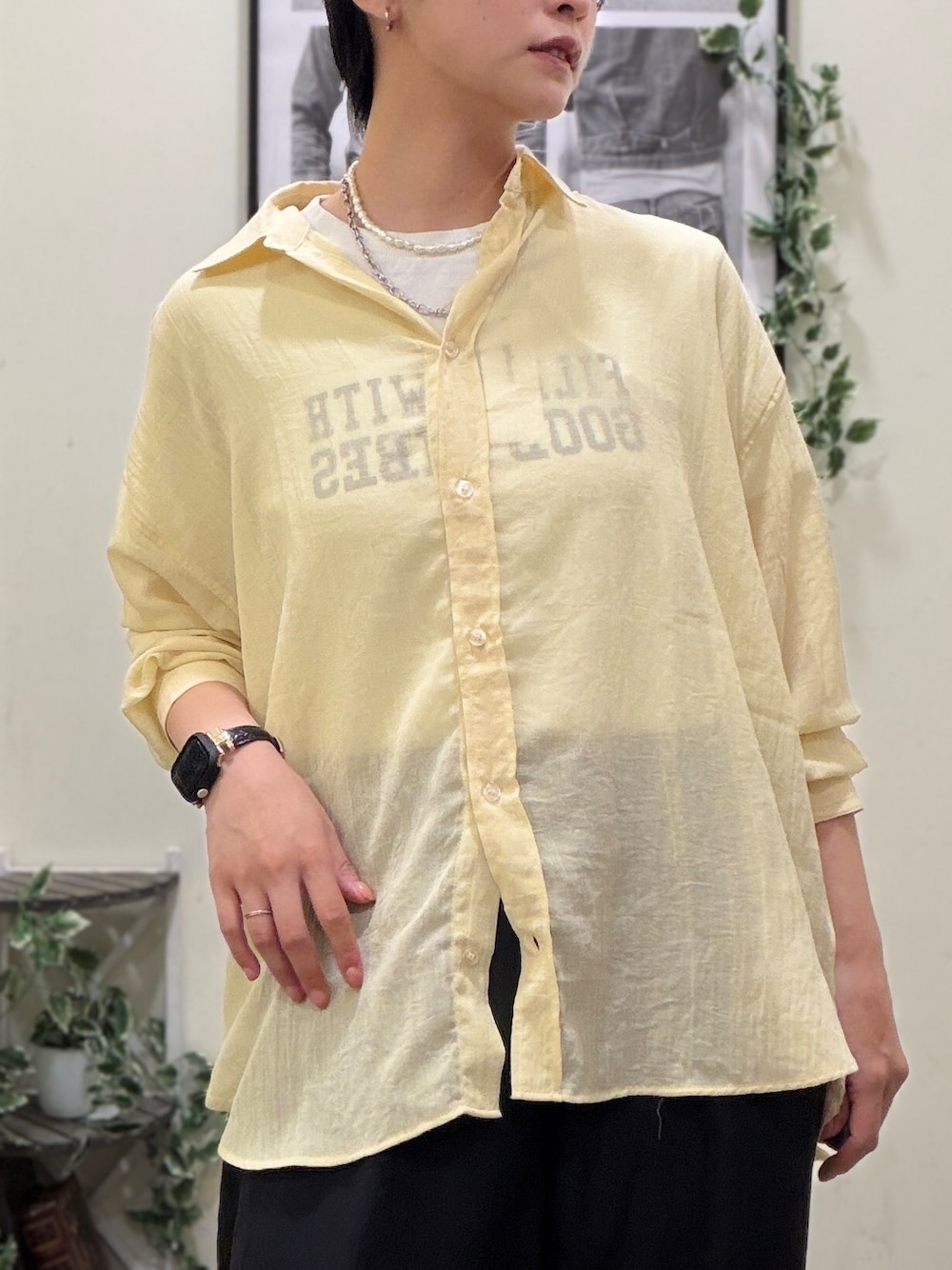 イエロー系のシャツ/ブラウス、ブラック系のその他パンツ、ホワイト系のTシャツ/カットソーを着用したレディースの夏コーディネートの4枚目の写真