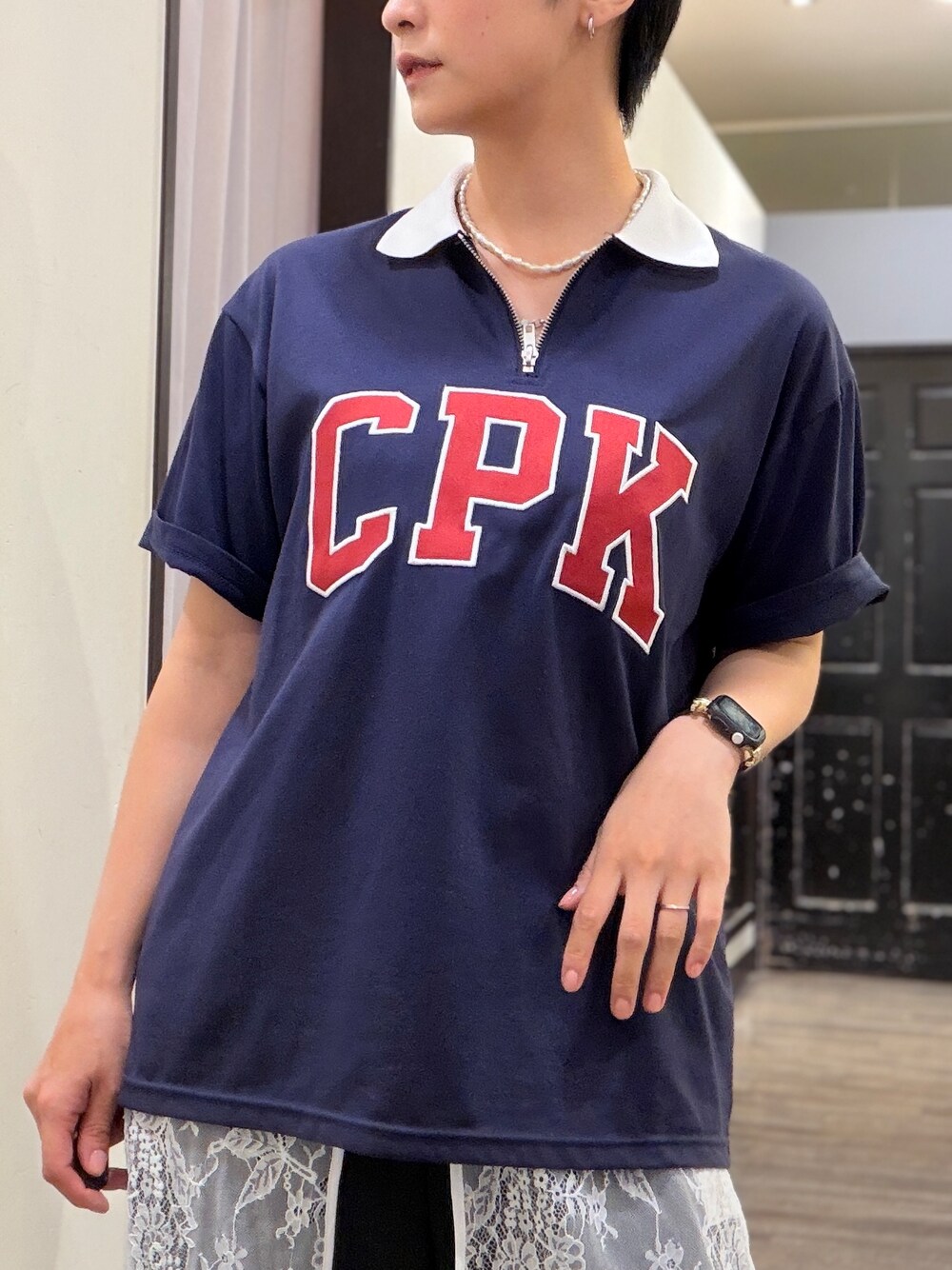 ブラック系のその他パンツ、グレー系のショルダーバッグ、ホワイト系のTシャツ/カットソーを着用したレディースの夏コーディネートの4枚目の写真