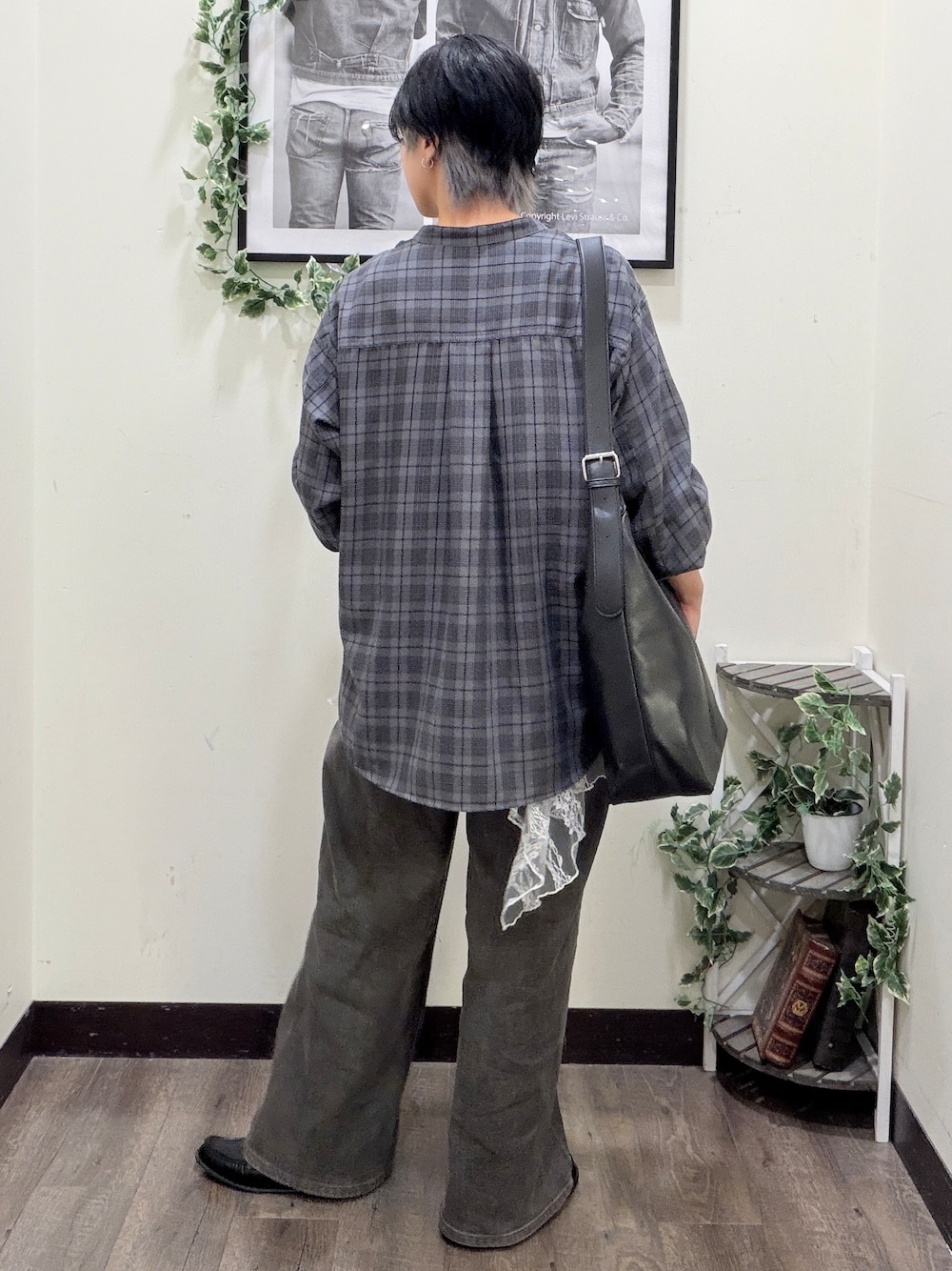 ブラウン系のその他パンツ、ブラック系のシャツ/ブラウス、ブラック系のショルダーバッグを着用したレディースの秋コーディネートの3枚目の写真