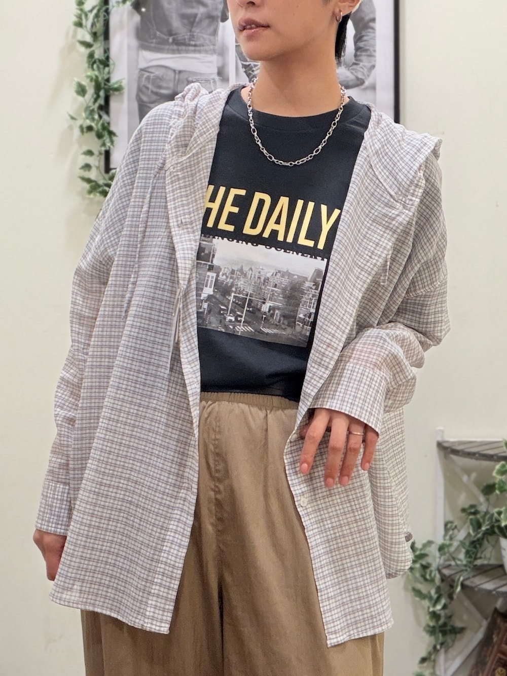 ブラウン系のその他パンツ、ブラック系のシャツ/ブラウス、グレー系のTシャツ/カットソーを着用したレディースの夏コーディネートの4枚目の写真