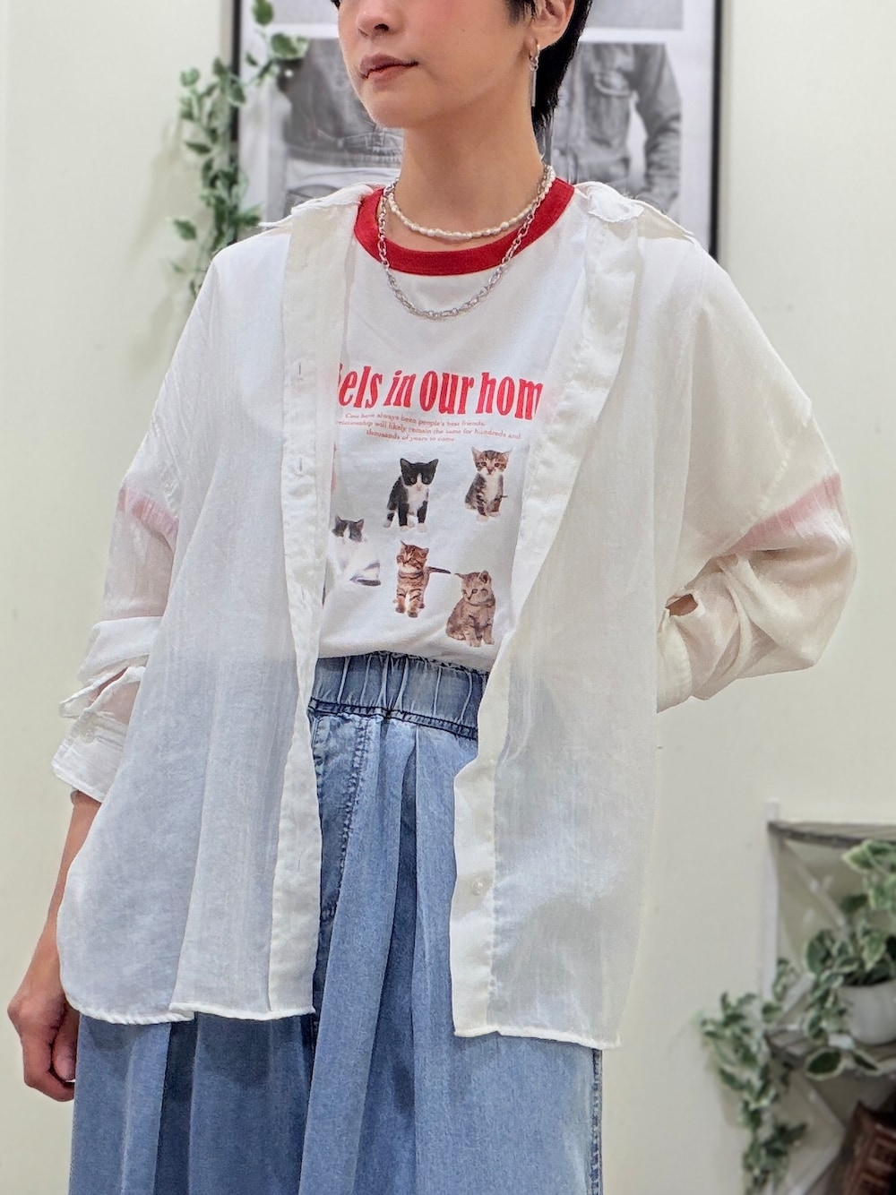 レッド系のTシャツ/カットソー、ブルー系のデニムパンツ、ホワイト系のシャツ/ブラウスを着用したレディースの夏コーディネートの5枚目の写真